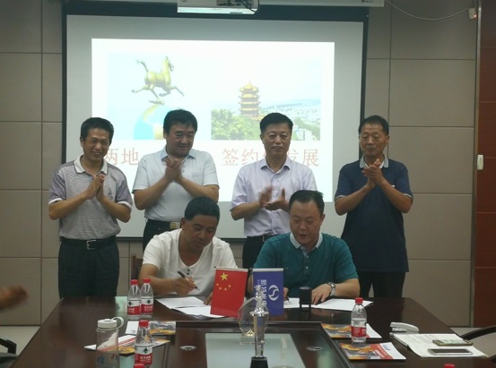 河南省組團(tuán)來鴻鐳激光采購激光切割機(jī)等激光設(shè)備并現(xiàn)場簽約